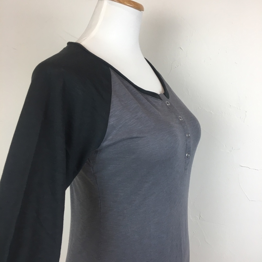 Fabletics 3/4 sleeve two-tone snap front top - Picture 5 of 8
